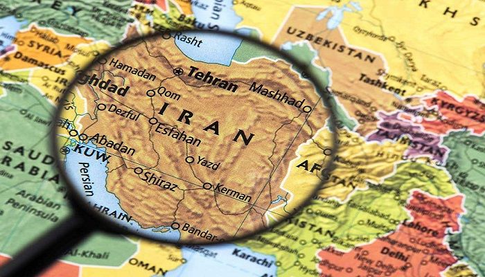 ذره‌بینی که نقشه ایران را بررسی می‌کند؛ نمادی از کانون معامله‌گران فارسی‌زبان و جامعه‌ای برای یادگیری، تحلیل و اشتراک تجربه‌های معامله‌گری.